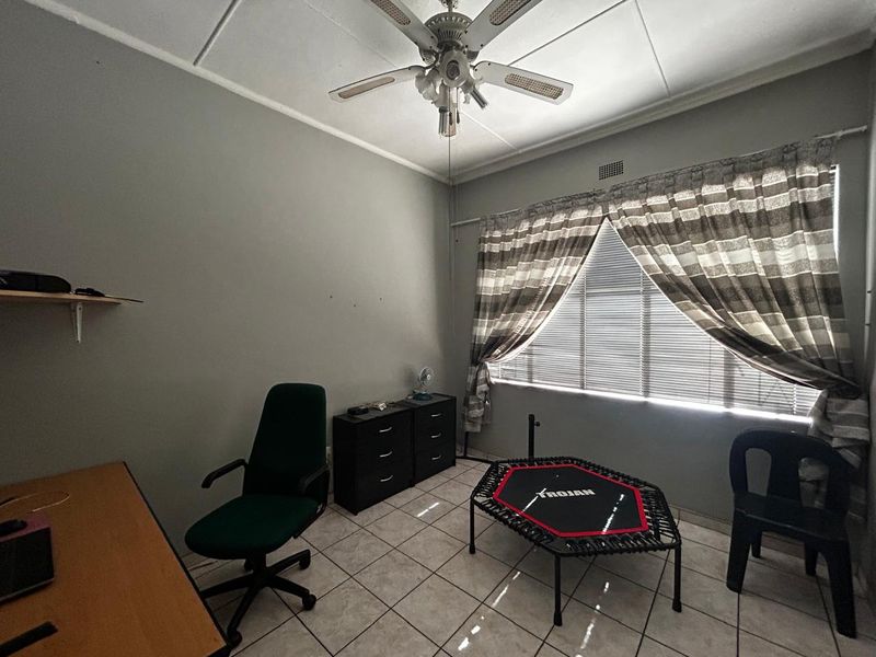 6 Bedroom Gem - Photo 9