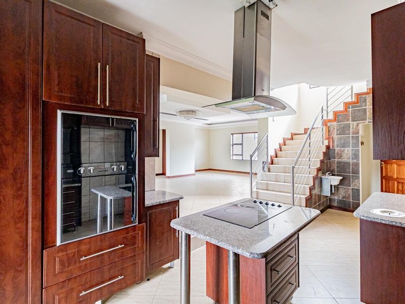 5 Bedroom Double Storey Family Home With pool,Solar & Exceptional Entertainment Spaces - Photo 5