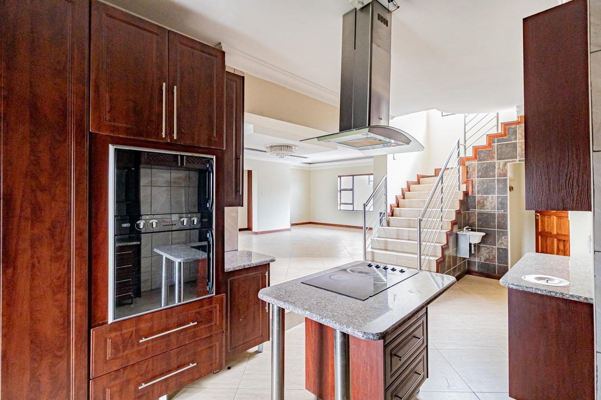 5 Bedroom Double Storey Family Home With pool,Solar & Exceptional Entertainment Spaces - Photo 5