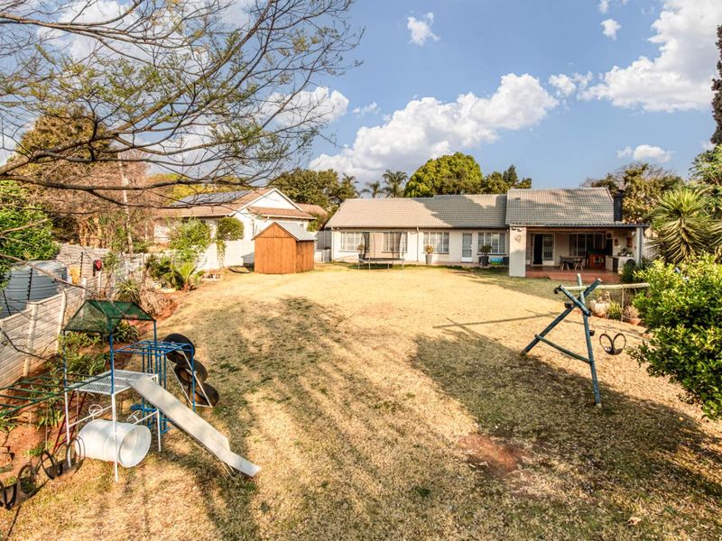 Spacious Family Home in Weltevreden Park - Photo 3