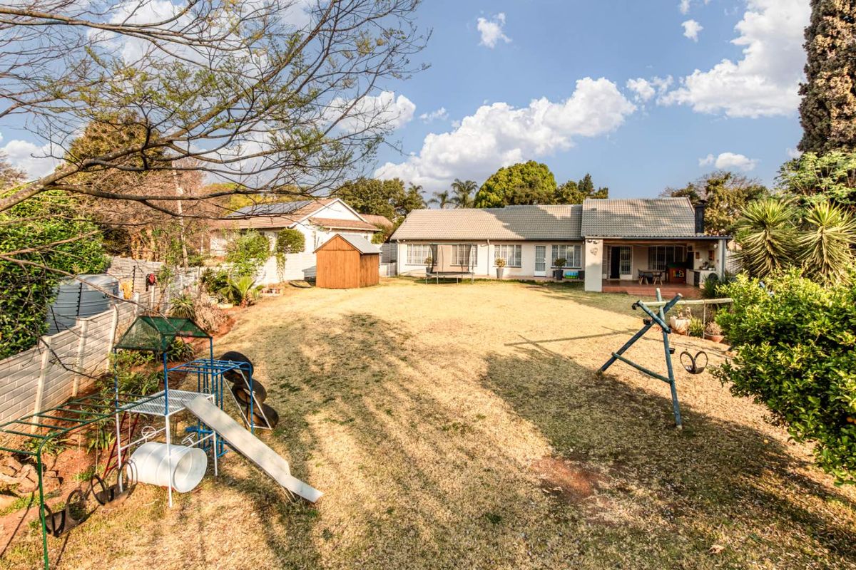 Spacious Family Home in Weltevreden Park - Photo 3