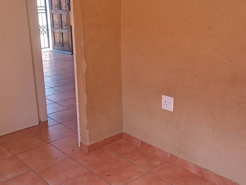 "Perfect Starter Home: 2 Beds Near Mams Mall!" - Photo 8