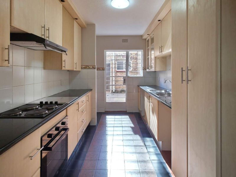 Refurbished Spacious 3 Bedroom Duplex Sandton Townhouses With Private Garden - Photo 7