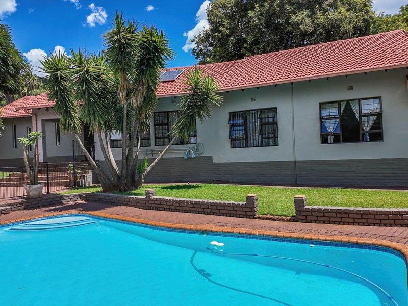 Beauty, elegance and Great location - Photo 1
