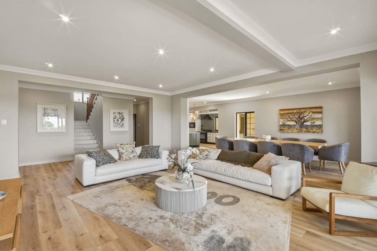 Prestigious 5-Bedroom Estate in Silver Oak Place, Waterkloof - Photo 3