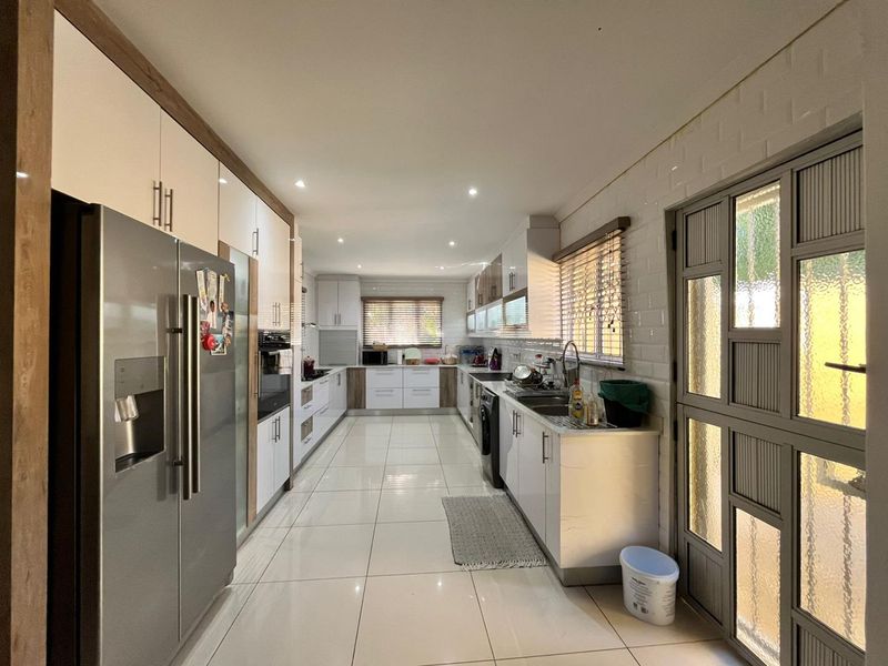 A Sunny Family Home with a pool in The Wolds, Pinetown - Photo 5