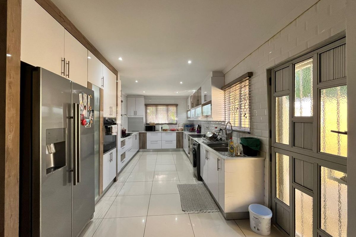 A Sunny Family Home with a pool in The Wolds, Pinetown - Photo 5