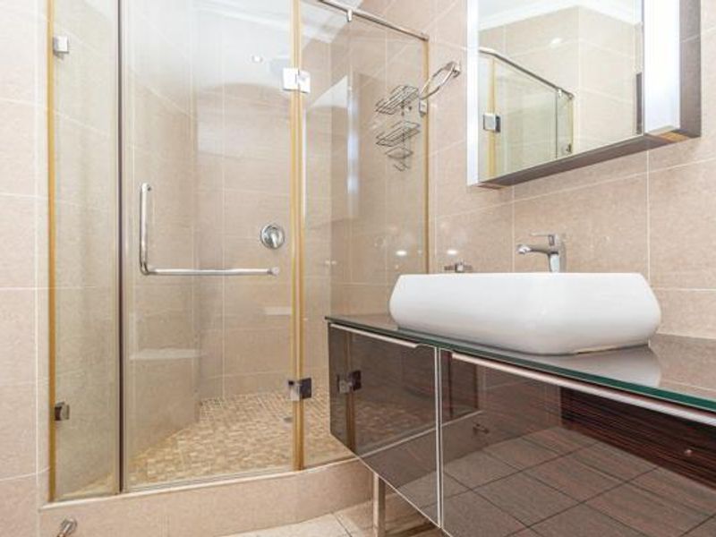 Stylish and Spacious Townhouse - Photo 8