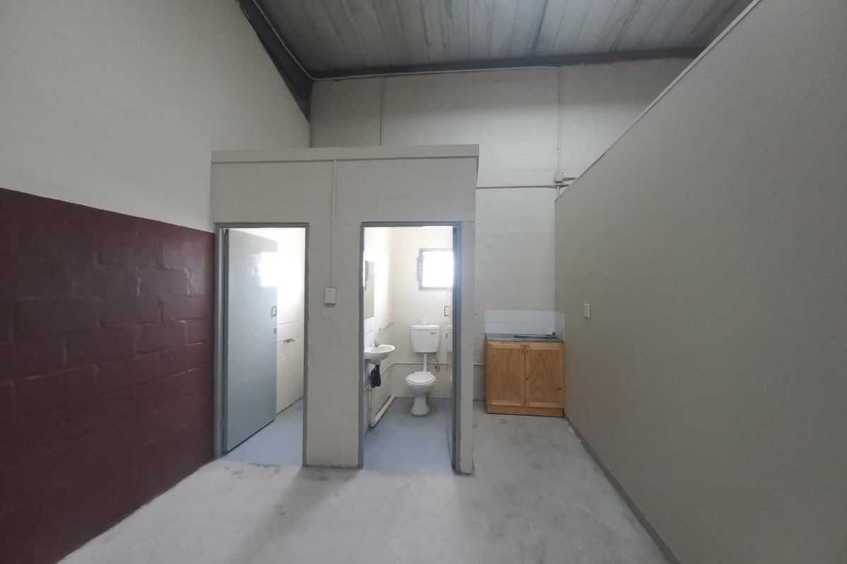 Immediate Rental – Secure Industrial Property with Workshop & 3-Phase Power - Photo 2