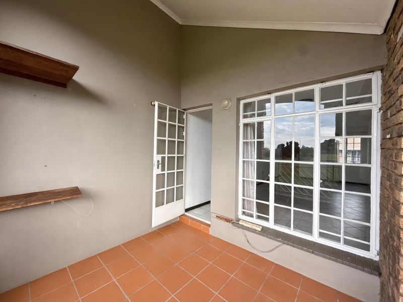 Unlock Value in Elarduspark: 2-Bed, 2-Bath Unit with Great Potential - Photo 8