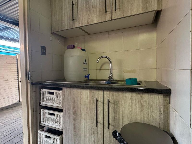 House with a flat for sale in Homevale - Photo 8