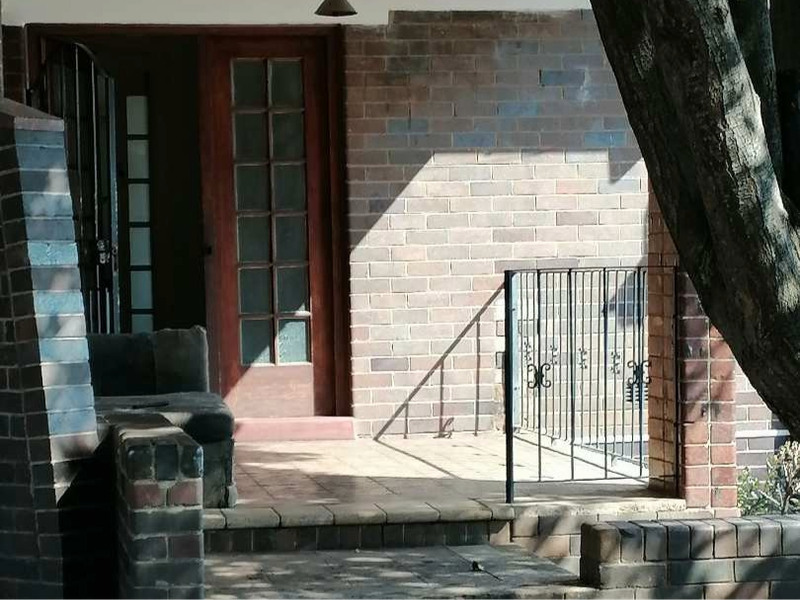 4 Bedroom home with 4 Garages and 1cottage - Photo 2