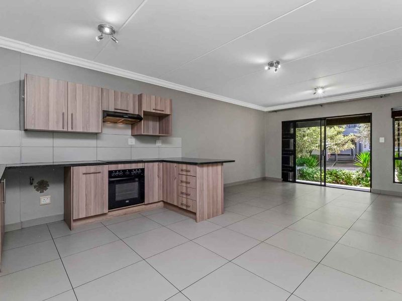 GROUND FLOOR UNIT IN A QUIET AND HIGHLY DESIRABLE LOCATION - Photo 5