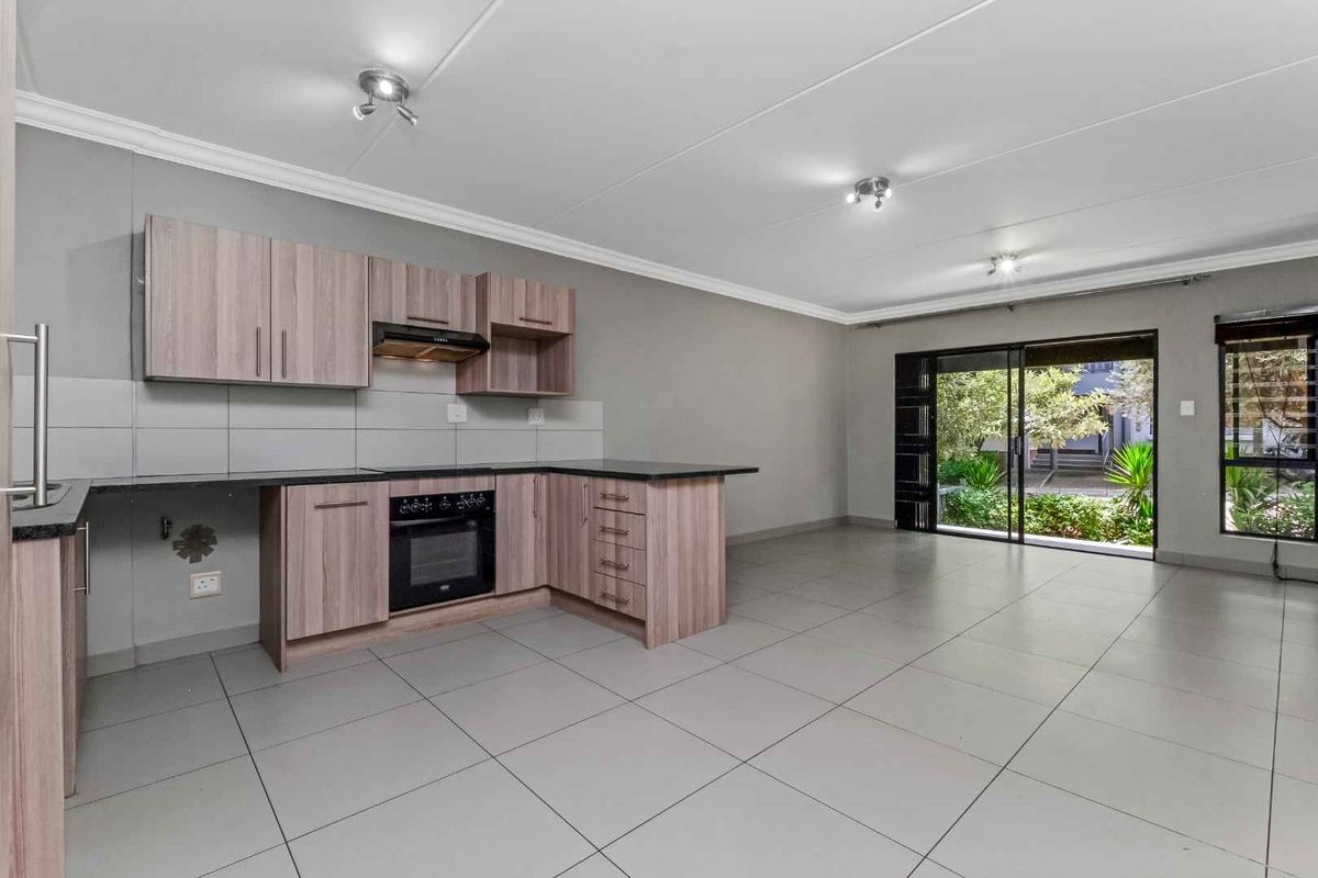 GROUND FLOOR UNIT IN A QUIET AND HIGHLY DESIRABLE LOCATION - Photo 5
