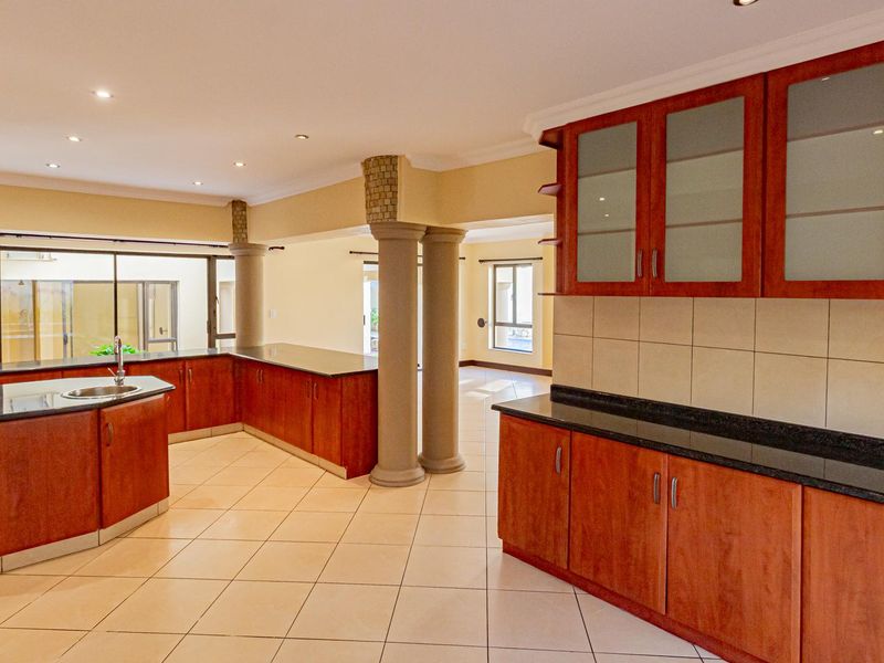 Beautiful 7 bedroom at Dainfern Golf Estate - Photo 6