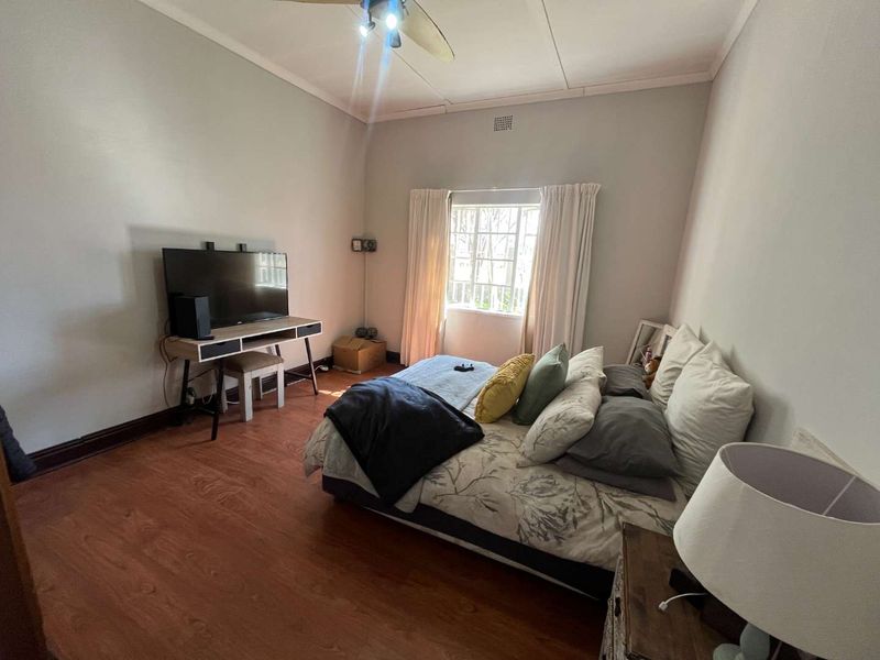 Spacious 4-Bedroom Family Home with 2 Flats in Prime Location - Photo 6