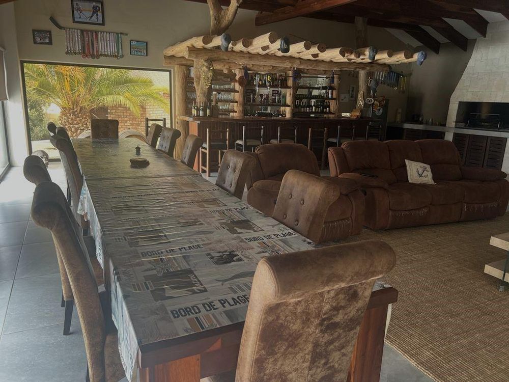 Open-plan entertainment area with Bar, lounge, dining, and 2 x built-in BBQ