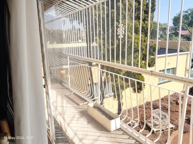 Comfortable family Home with Guest Flatlet & Garden Oasis - Photo 4