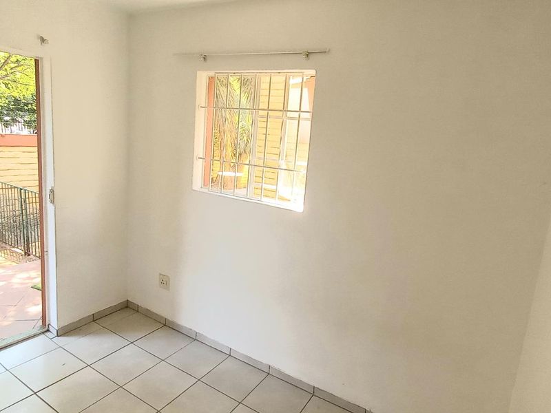 Charming Ground Floor Pet-Friendly Unit in Secure Complex - Photo 9