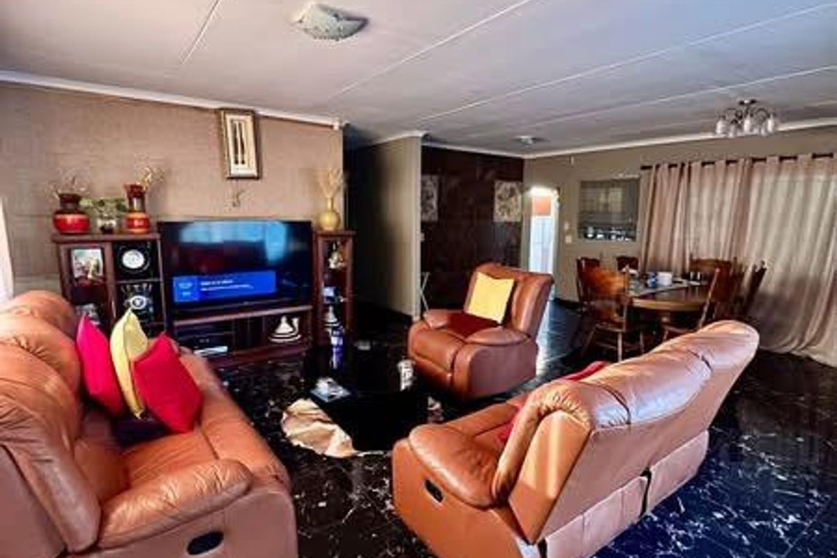 Rocky Crest- For Sale- N$1 650  000 - Photo 2