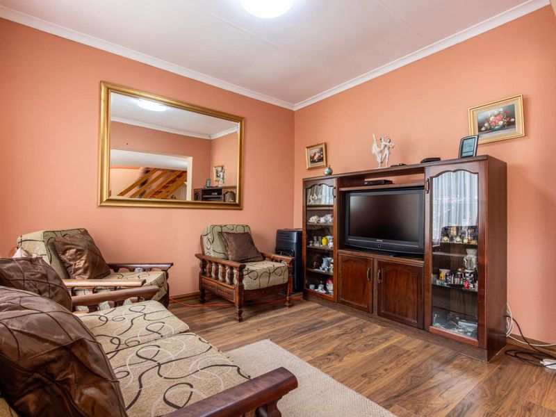 The perfect lock up and go for young proffesional in Honeydew Residential Estate, close to Christiaan de Wet and important amneities, Wilgeheuwel Hospital, Clea - Photo 8