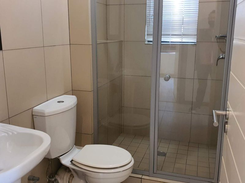 Beautifully maintained 2 bedroom apartment for rental in Jackal Creek Golf Estate R9000 Available 1 September - Photo 7