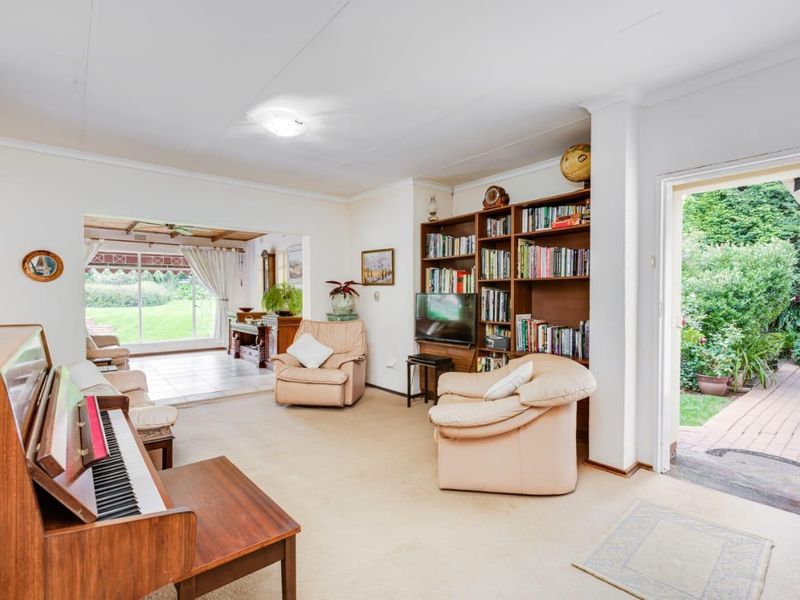 Charming 3 bedroom Family Home with Beautiful Garden & Pool - Photo 10