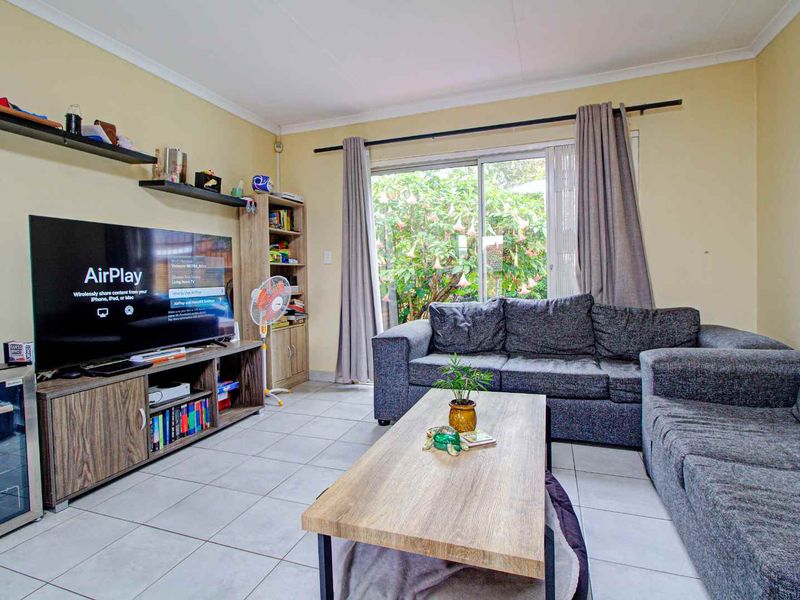 Perfect Lock-Up and Go Townhouse with Private Garden - Photo 5