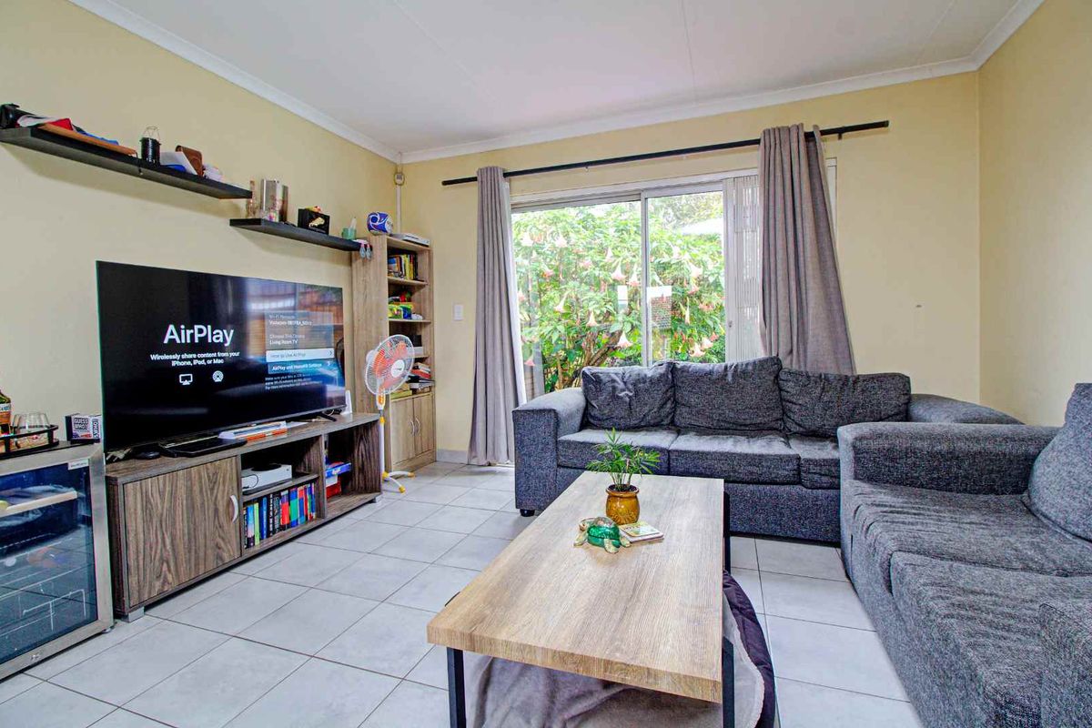 Perfect Lock-Up and Go Townhouse with Private Garden - Photo 5