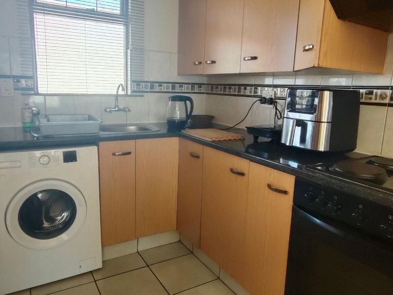 Cozy 2 Bedroom Townhouse - Perfect for 1st time Home buyer - Photo 4