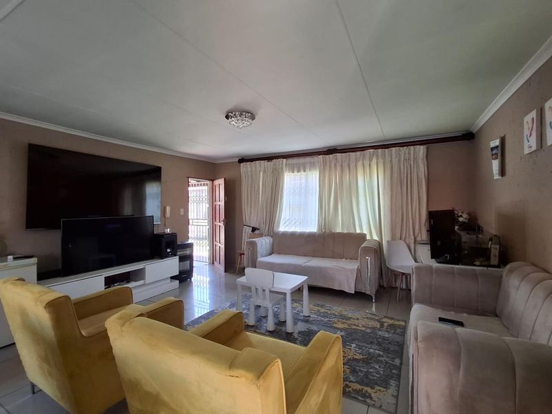 Elegant 3-Bedroom Home with Ensuite & Carport!" - Photo 3