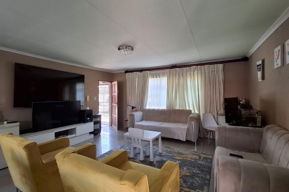 Elegant 3-Bedroom Home with Ensuite & Carport!" - Photo 3