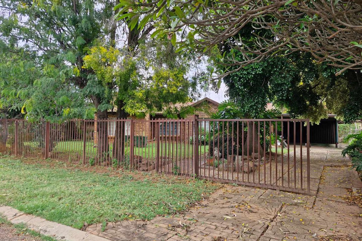 3 Bedroom house for sale in  Orchards - Photo 2