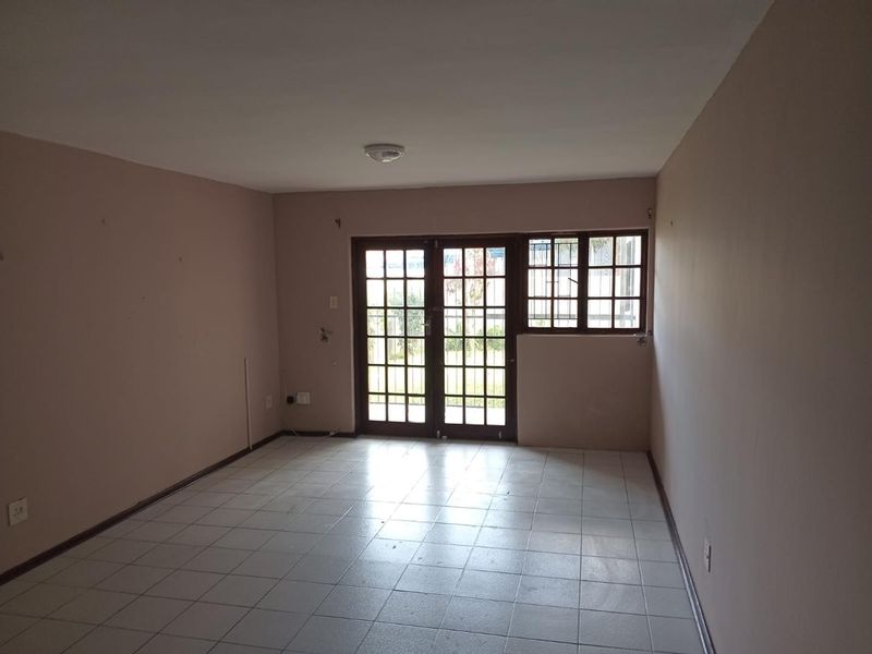 Discover simple, stylish living in this well-maintained 2-bedroom flat, perfect for comfortable everyday living or a smart investment opportunity. - Photo 2