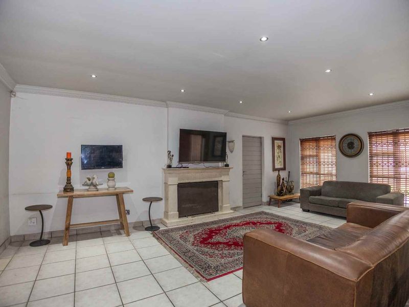 3 Bedroom House, Brackenfell - Photo 3