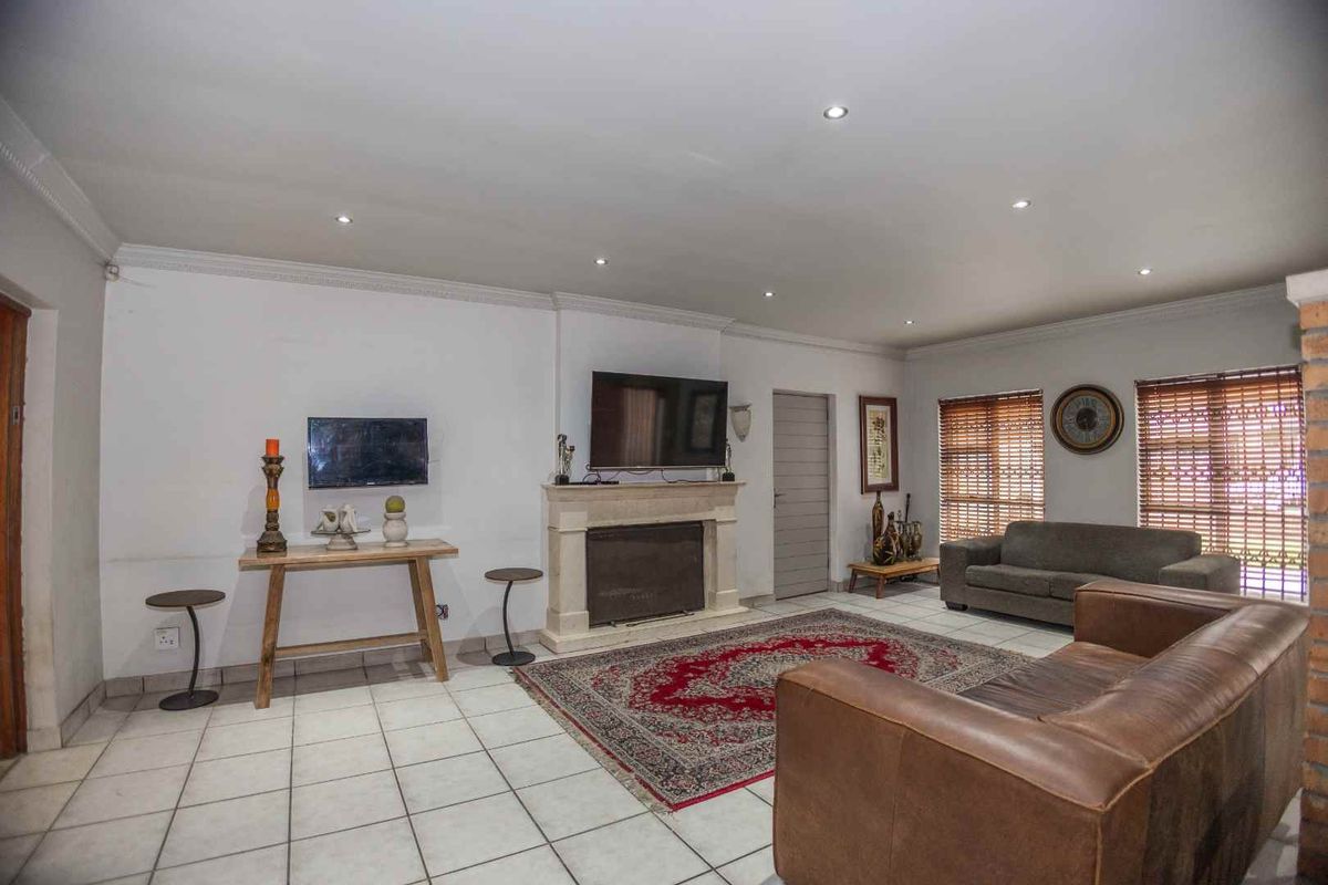3 Bedroom House, Brackenfell - Photo 3