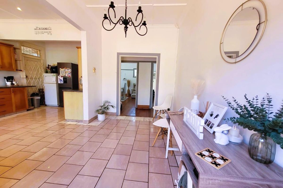 Spacious, Well-Priced 3-Bed, 2-Bath Family Home in Prime Glenwood  Charming, Secure Cul-de-Sac Setting - Photo 4