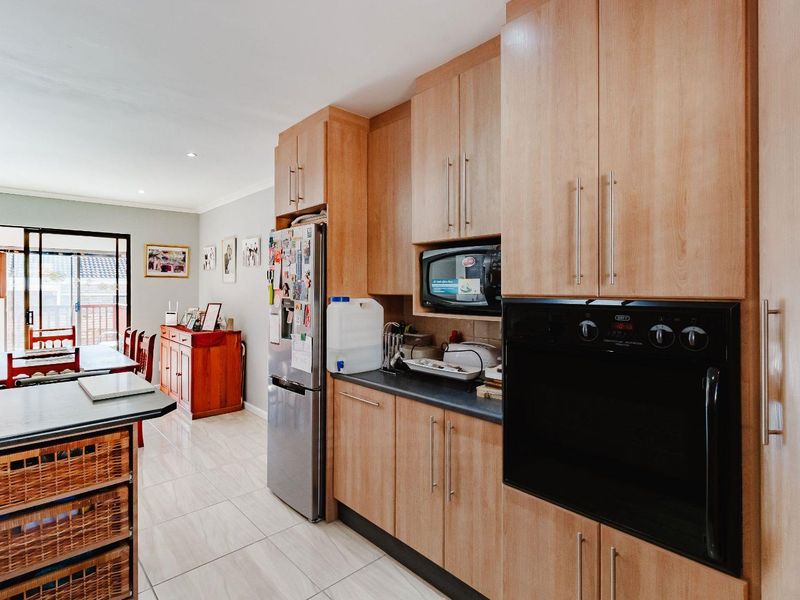 Stylish, Secure & Effortless Living in Kloofzicht Villas, Glenroy Park - Photo 9