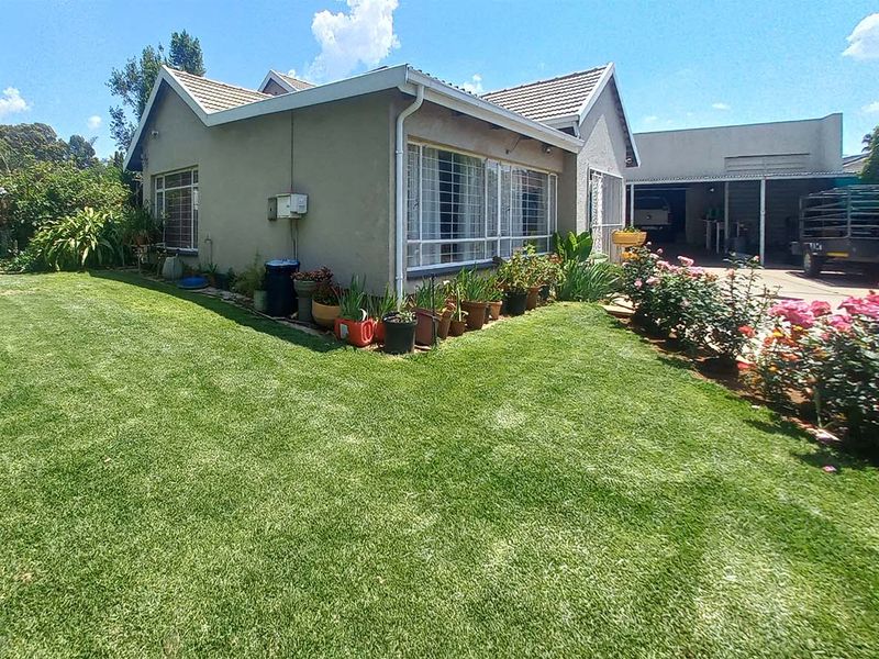 Fully Off-the-Grid Spacious 3/4-Bedroom Family Home in Secure Boomed-Off Area in Edleen - Photo 1