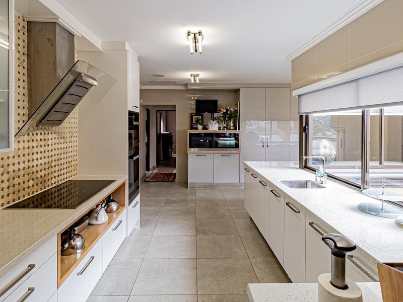 Luxurious Fully Furnished 4-Bedroom Double-Storey Home with Breathtaking Views in Roodekrans. - Photo 7