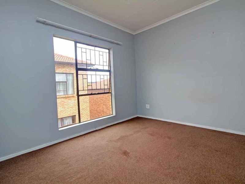 Open-Plan Living with Balcony & 24-Hour Security! - Photo 8