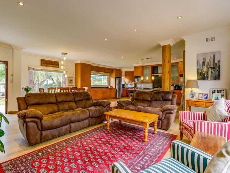 STUNNING 4 to 5 BEDROOM HOME WITH SOLAR AND WATER BACK UP and HOME OFFICE SPACE - Photo 9