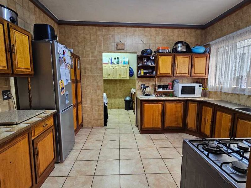 Spacious 3-Bdroom Home with swimming-pool and income generating Flatlet in Dorandia - Photo 9