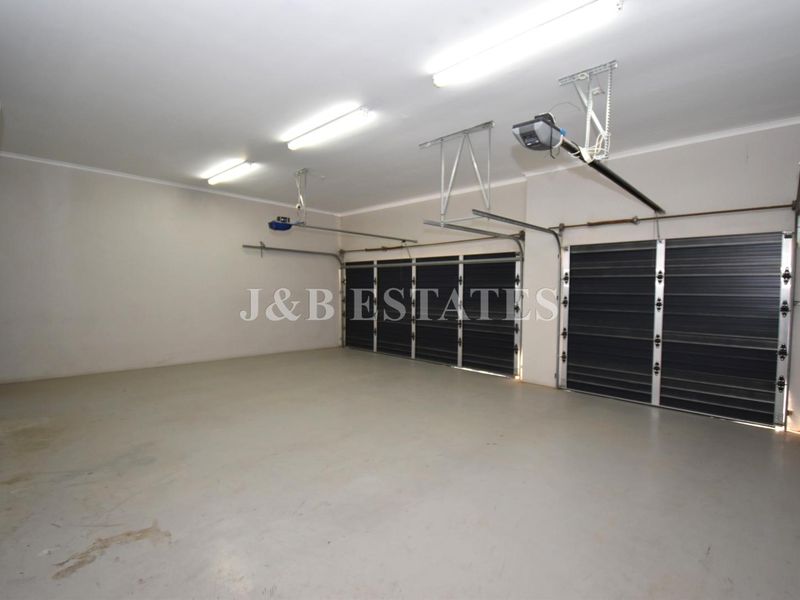 Large Modern Home - Photo 5