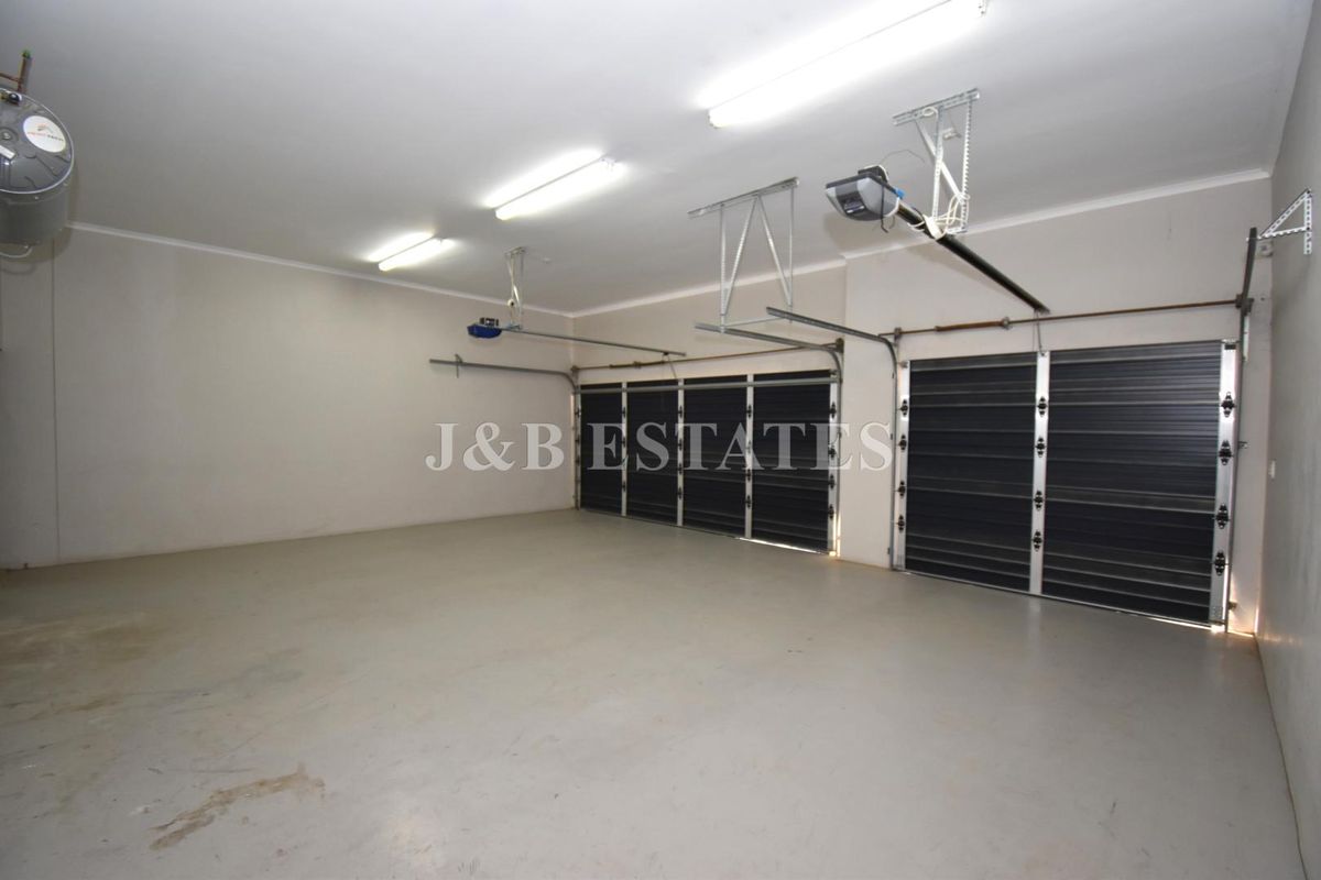 Large Modern Home - Photo 5