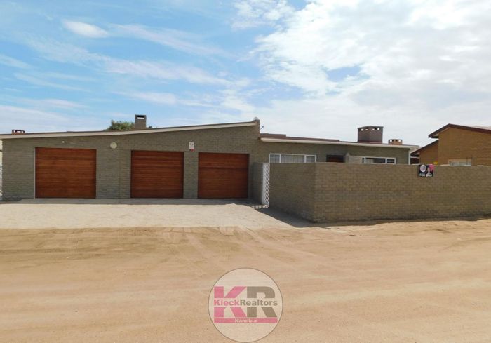 Property #2485044, House For Sale in Henties Bay Central