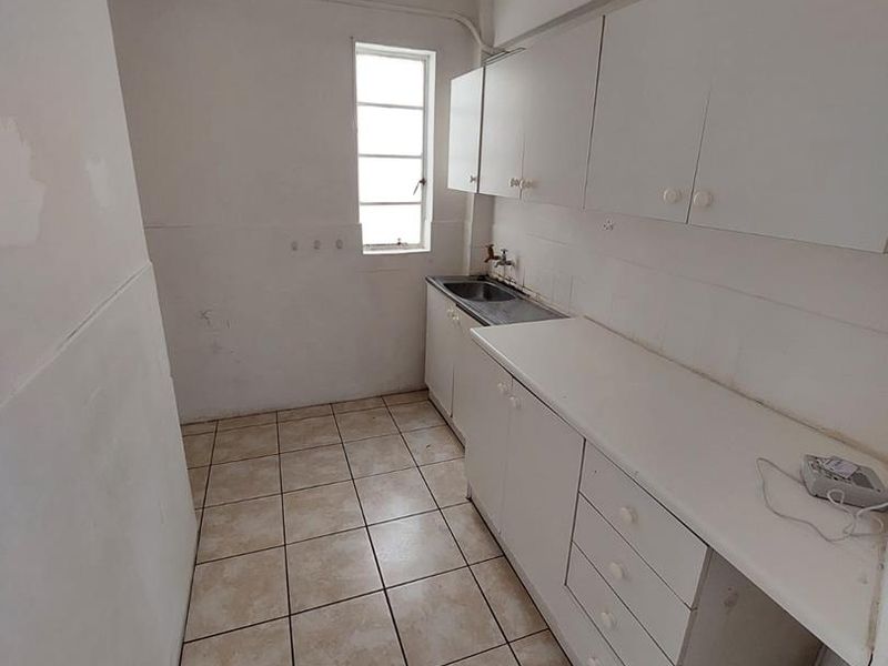 Unfurnished 3-Bedroom Apartment To Rent in Long Street! - Photo 4