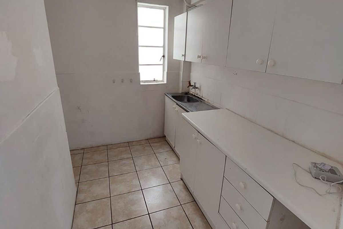 Unfurnished 3-Bedroom Apartment To Rent in Long Street! - Photo 4