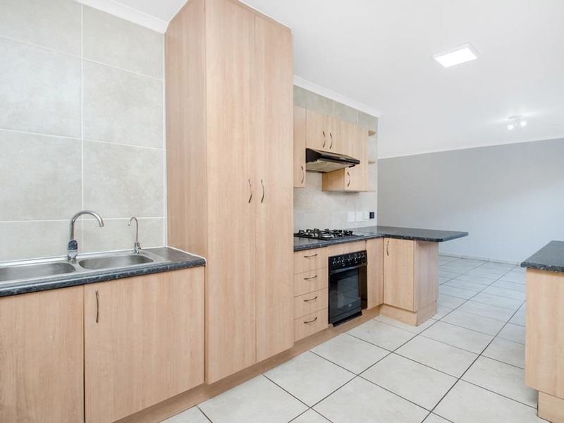 Neat 3 bedroom 2.5 bathroom home for sale in Honeydew Manor - Photo 9