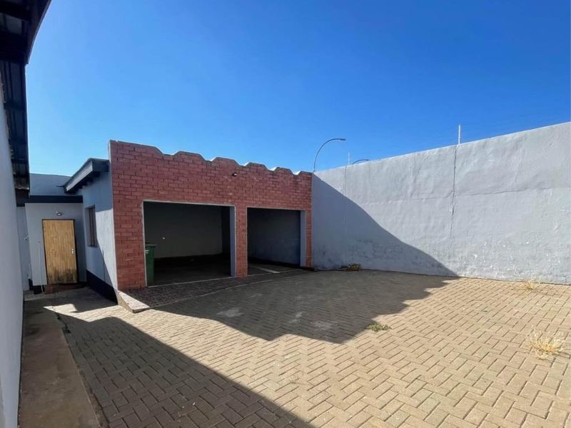 Newly renovated - Photo 3